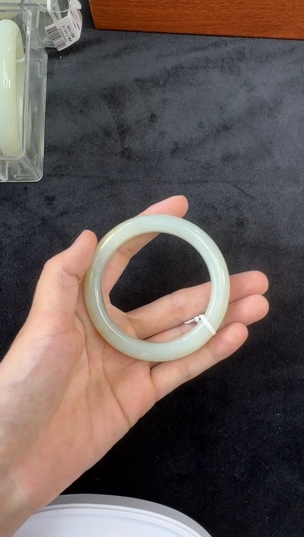 和田玉手镯未镶嵌且末近矿高青白微色差53+手镯