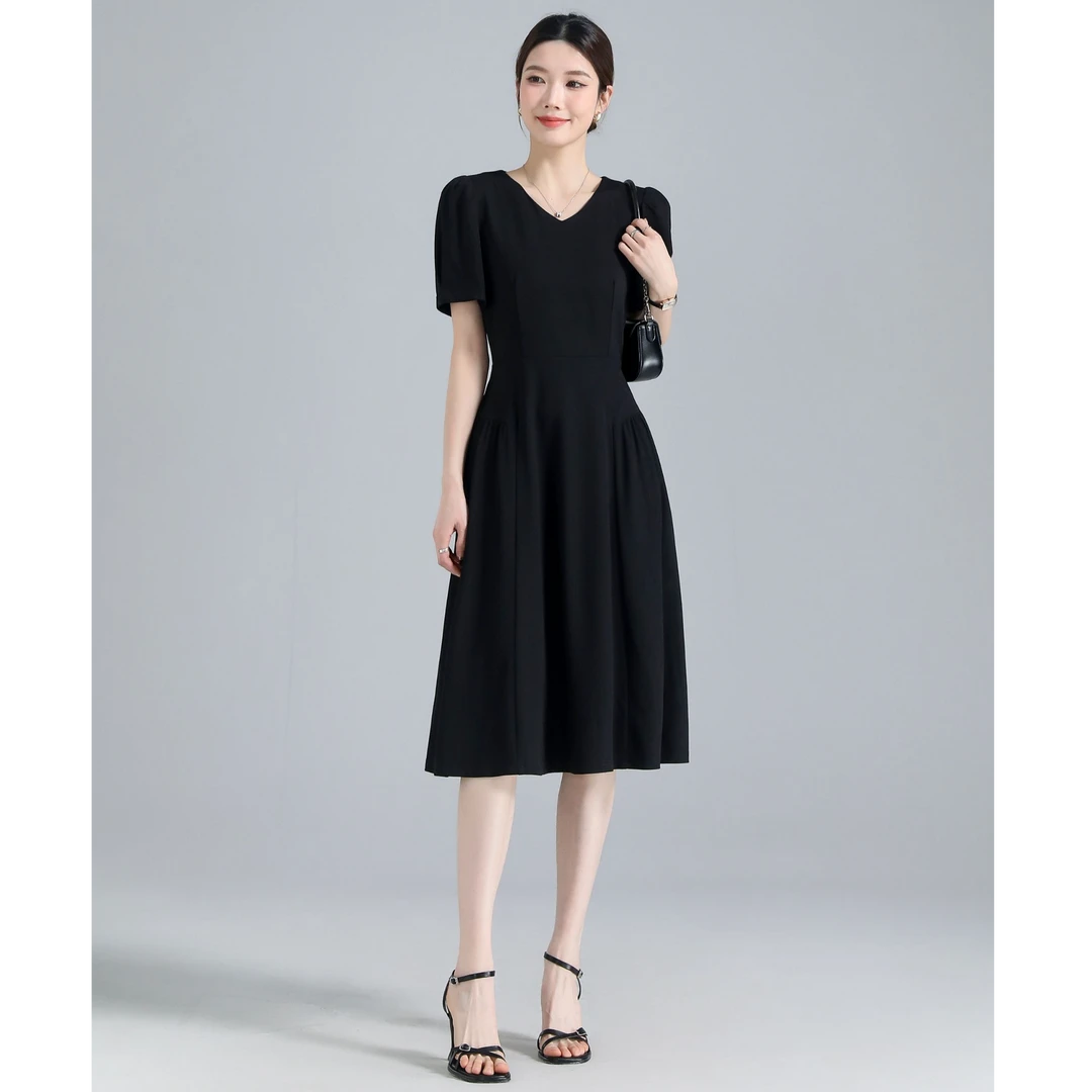 2025夏季V领赫本风时尚法式休闲连衣裙收腰显瘦修身小黑裙DF