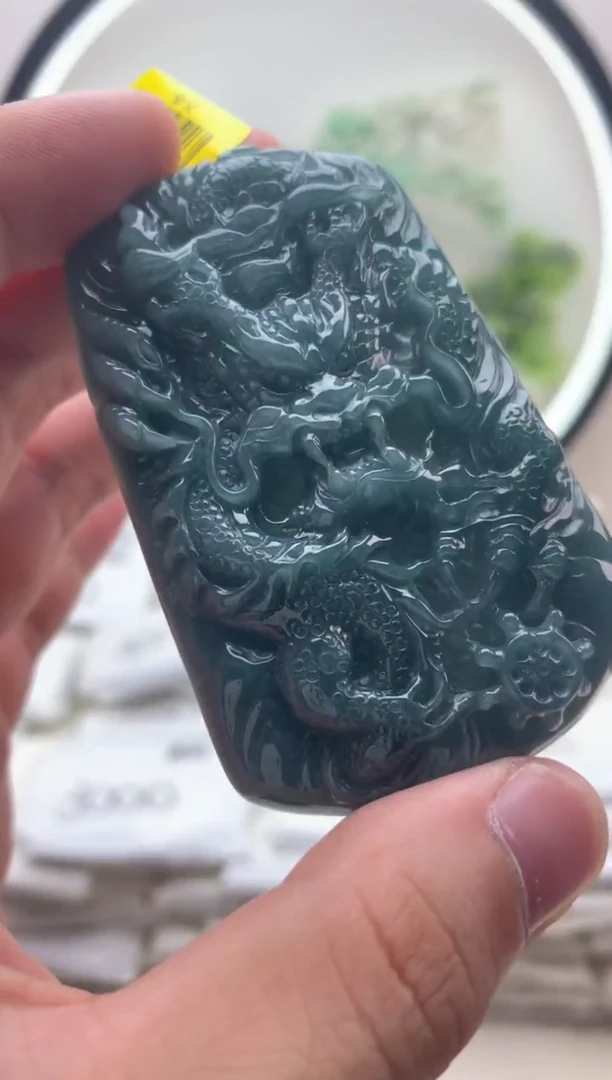 颈饰未镶嵌翡翠龙牌