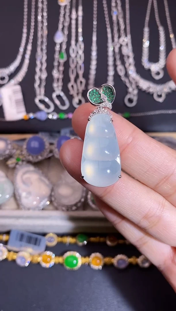 颈饰18K金镶嵌翡翠吊坠