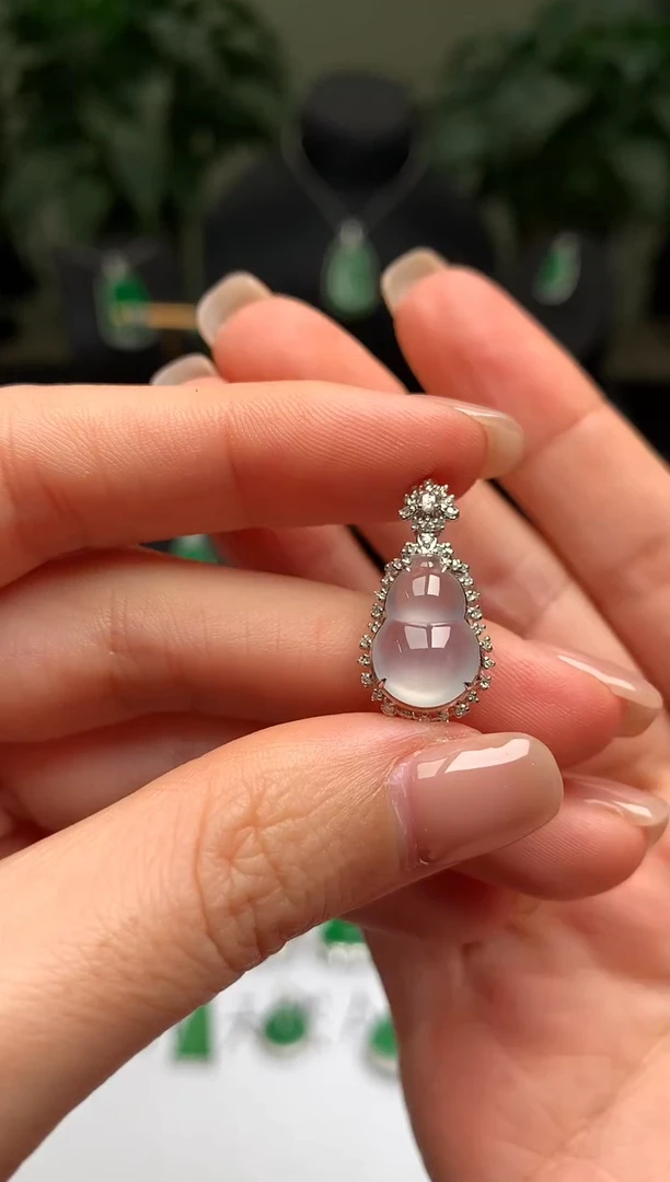 颈饰18K金镶嵌翡翠葫芦