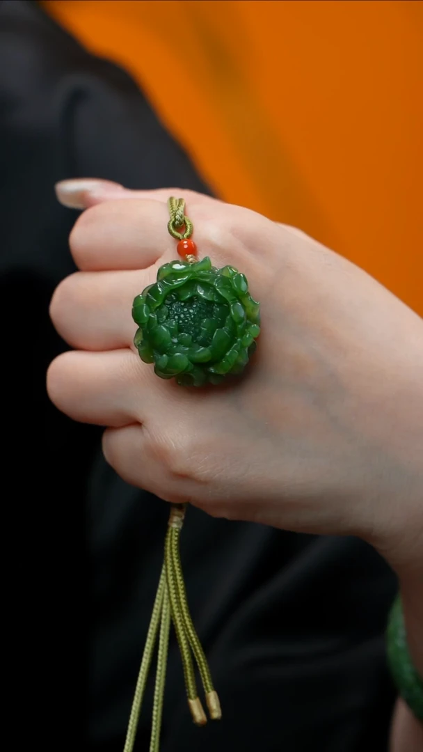 和田玉（碧玉）未镶嵌颈饰碧玉花牌 多样性发其一