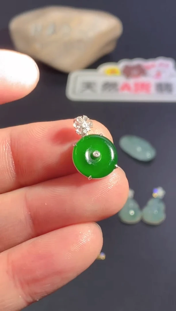 颈饰18K金镶嵌翡翠