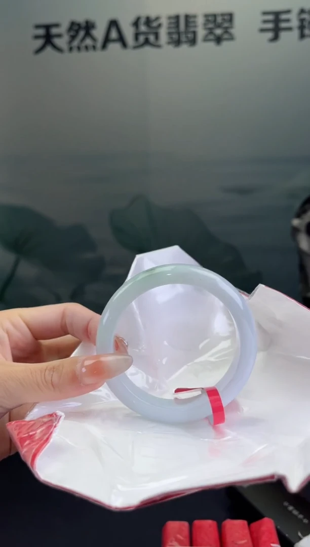 翡翠手镯未镶嵌翡翠手镯
