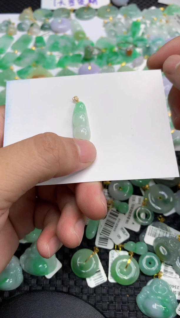 翡翠18K金镶嵌颈饰111111111