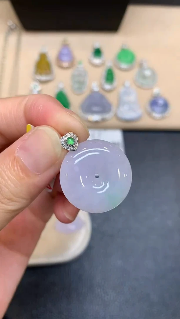 颈饰18K金镶嵌翡翠平安扣【无服务费