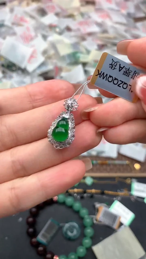 18K金镶嵌挂件翡翠一