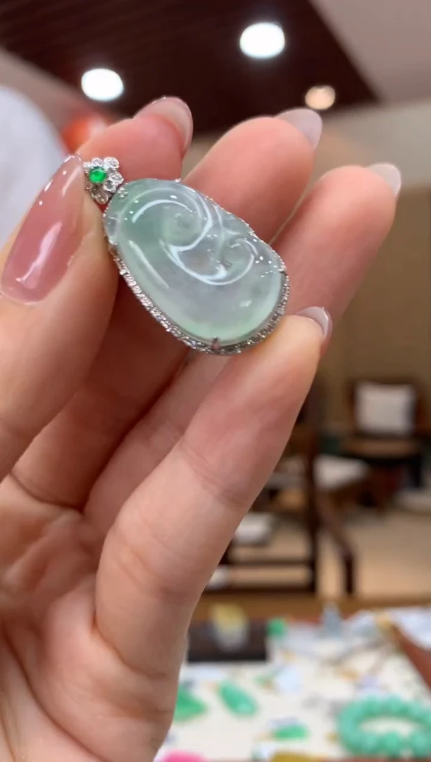 吊坠(不含链)18K金镶嵌翡翠如意