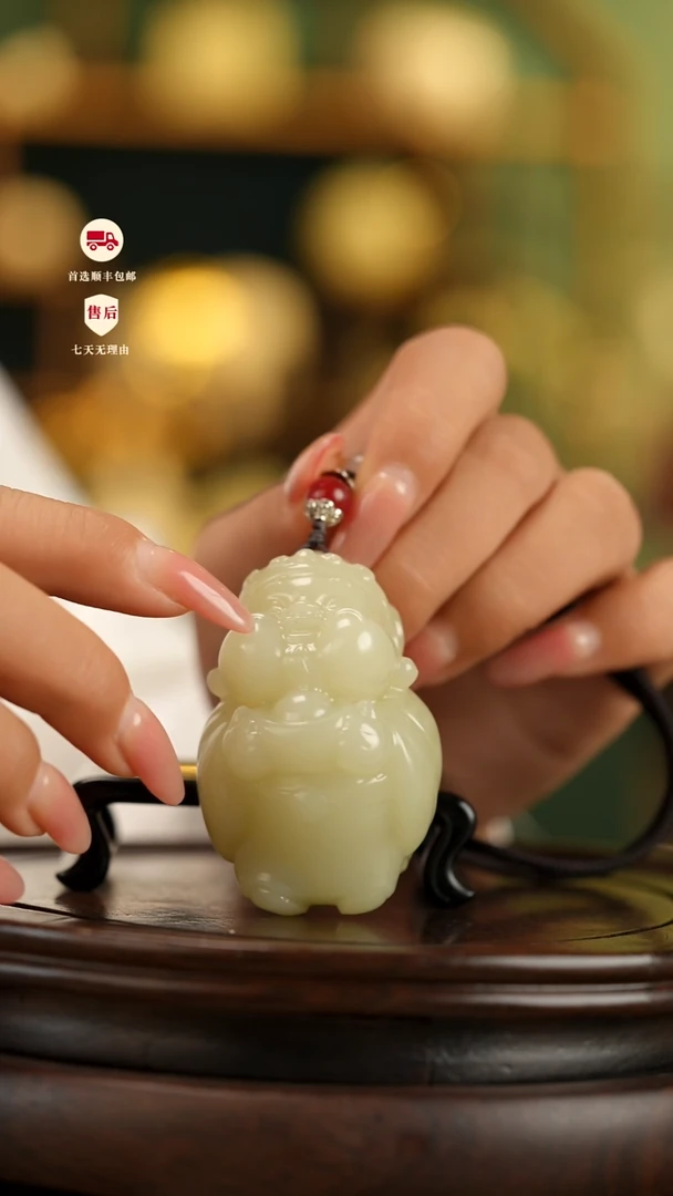 云南石竹叶青雕刻：丰盈在握手把件