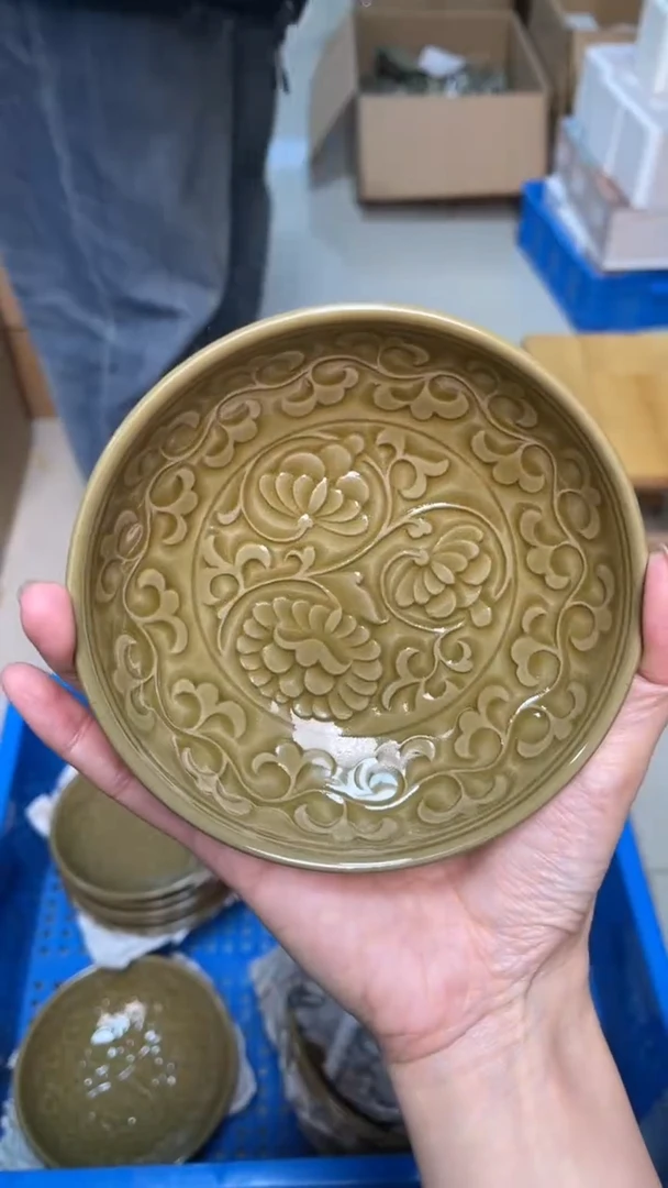 陶瓷姜黄色 秘色小菊纹盘