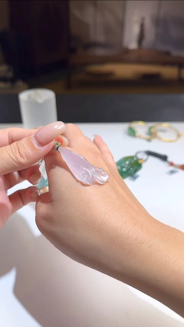 18K金镶嵌挂件翡翠小四