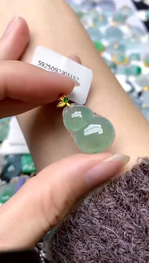 颈饰18K金镶嵌翡翠天然A货翡翠