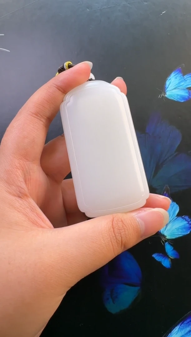 颈饰未镶嵌和田玉吊坠