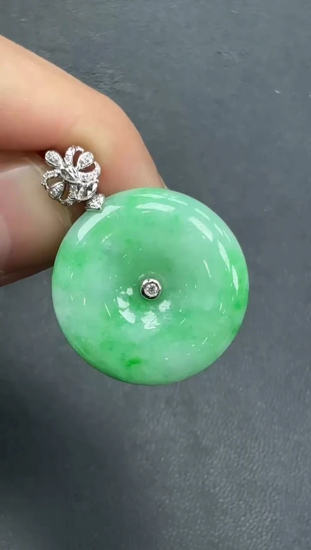 18K金镶嵌挂件翡翠平安扣