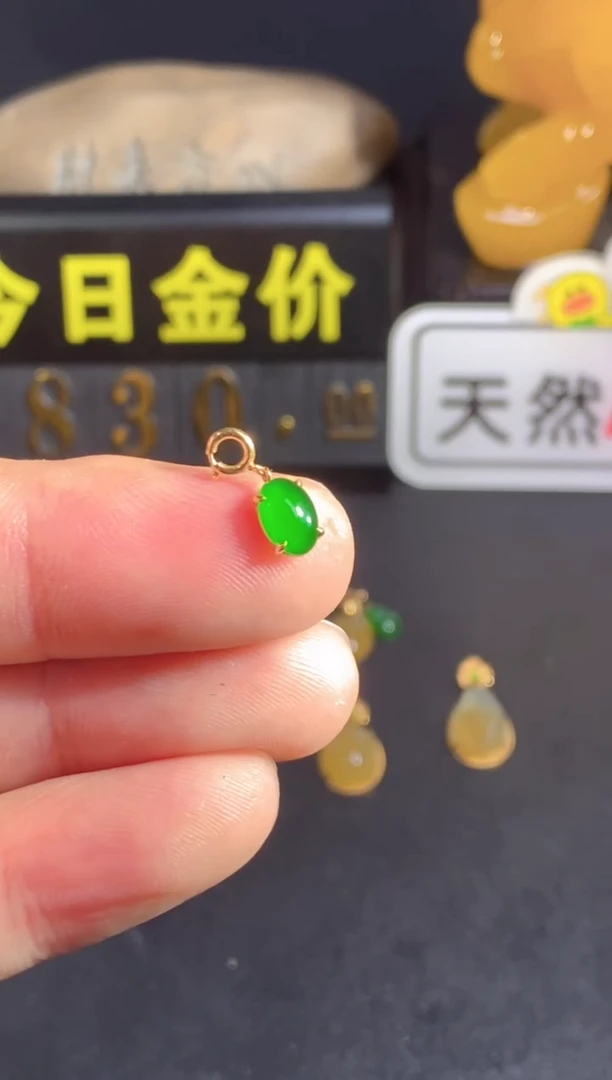 颈饰18K金镶嵌翡翠