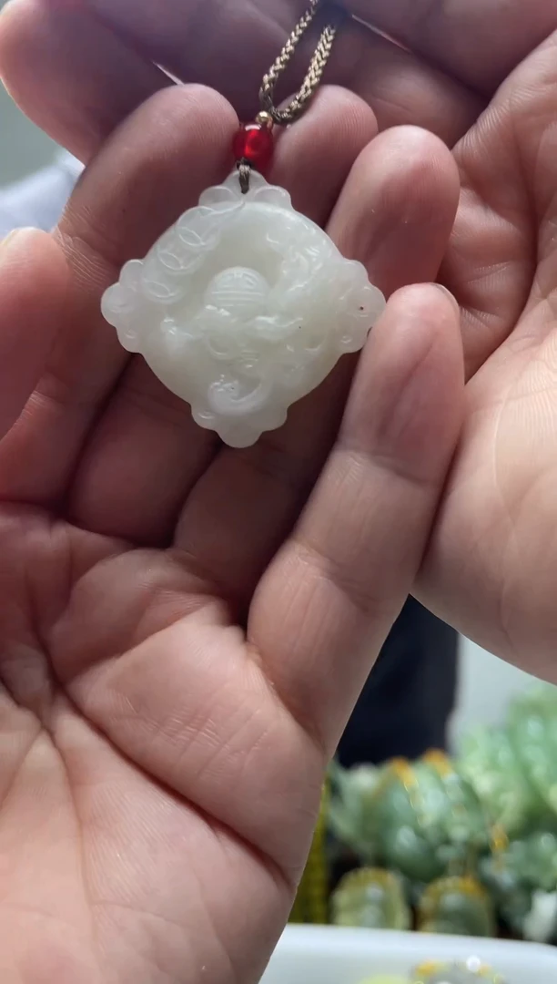 未镶嵌岫玉颈饰·