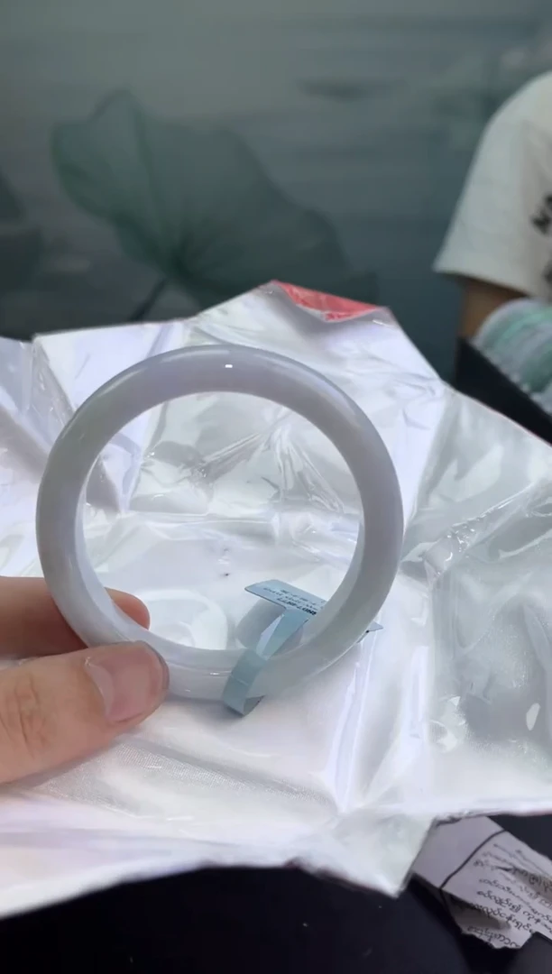 翡翠手镯未镶嵌翡翠手镯