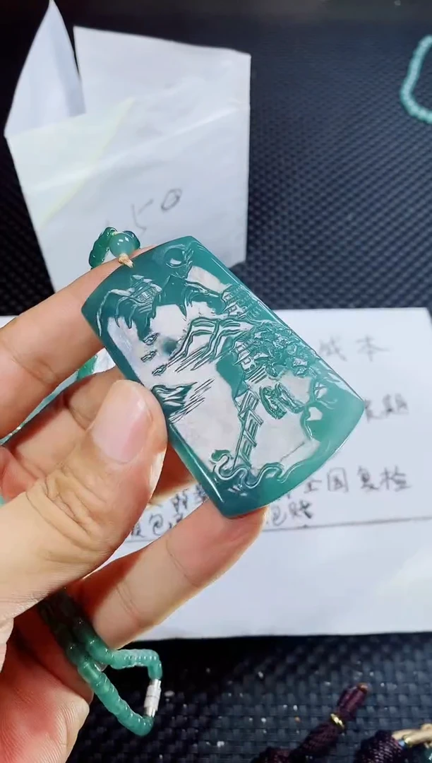 翡翠未镶嵌颈饰