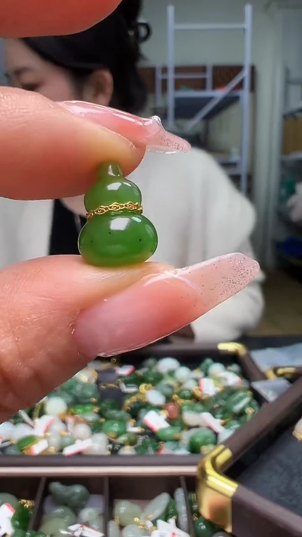 颈饰18K金镶嵌和田玉（多样性发货.发其一)11.14.94