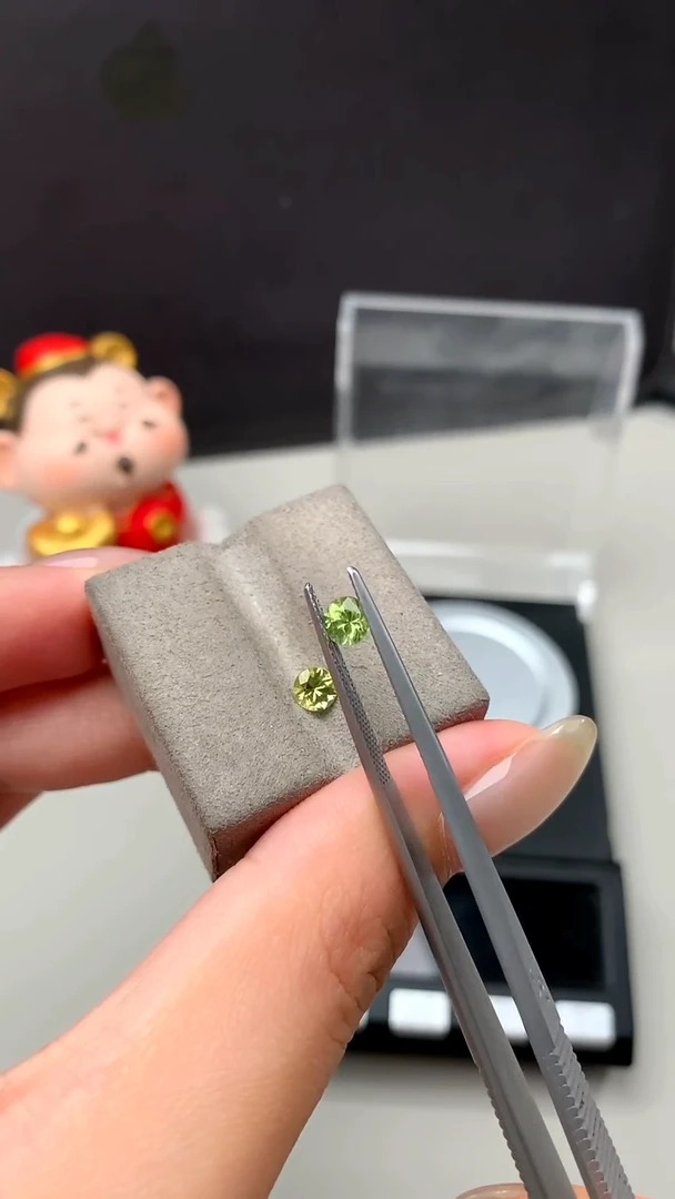 珠宝半成品未镶嵌石榴石0.87ct 两颗