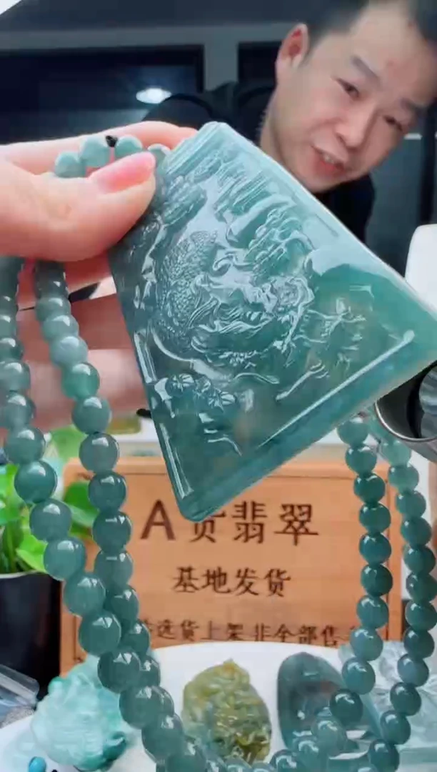 翡翠未镶嵌颈饰多样性发货其中一件