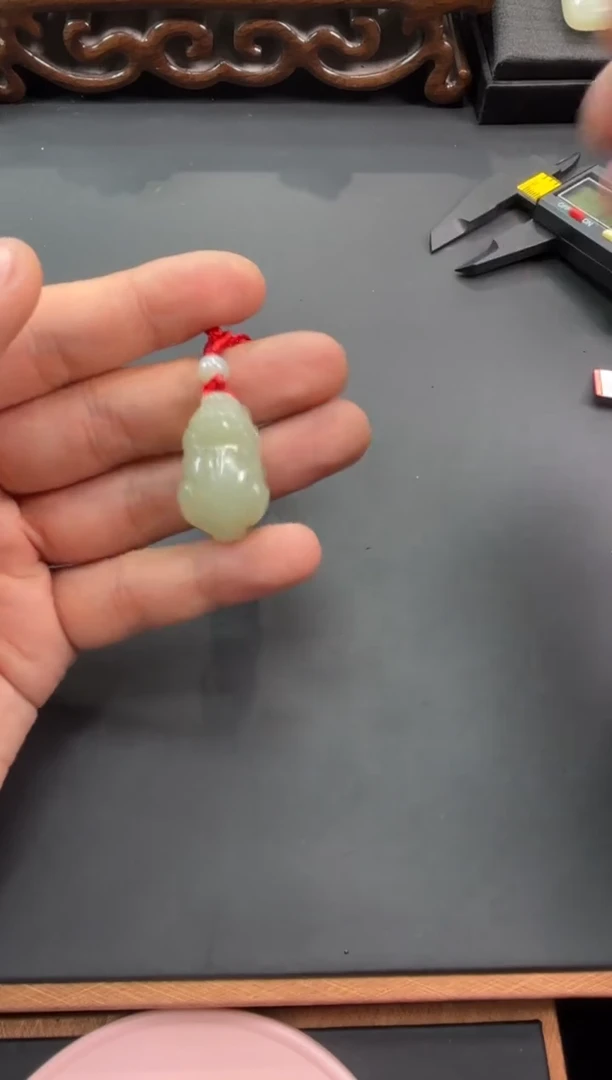 【闪购商品】和田玉吊坠(赠链)未镶嵌且末微色差近矿吊坠