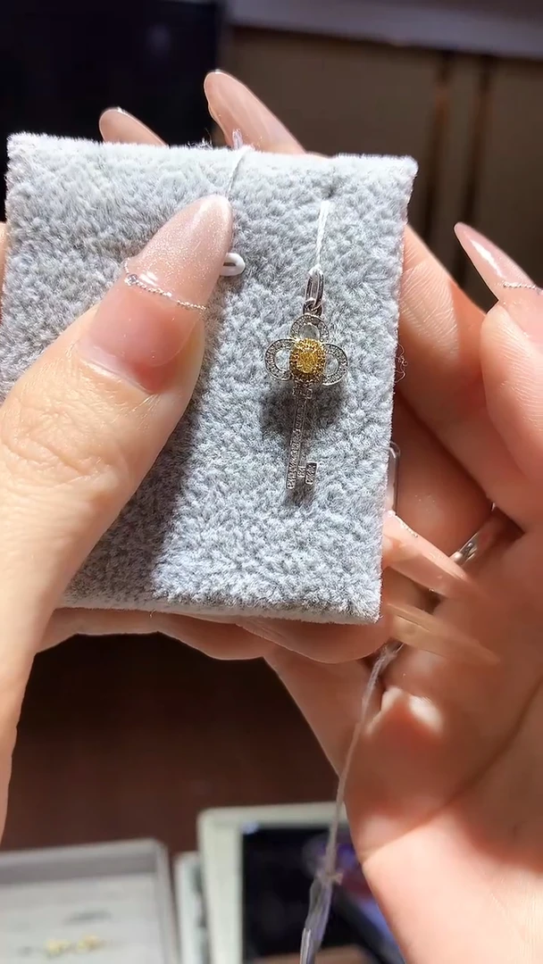 【闪购商品】钻石吊坠18K金镶嵌吊坠