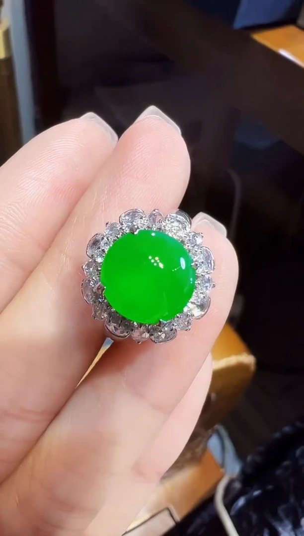 18K金镶嵌戒指翡翠一***?蛋面