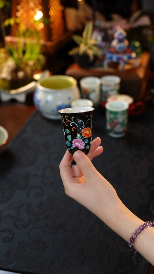拿****兔黑底万花闻香杯