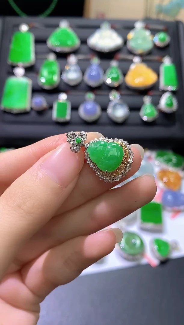 颈饰18K金镶嵌翡翠葫芦