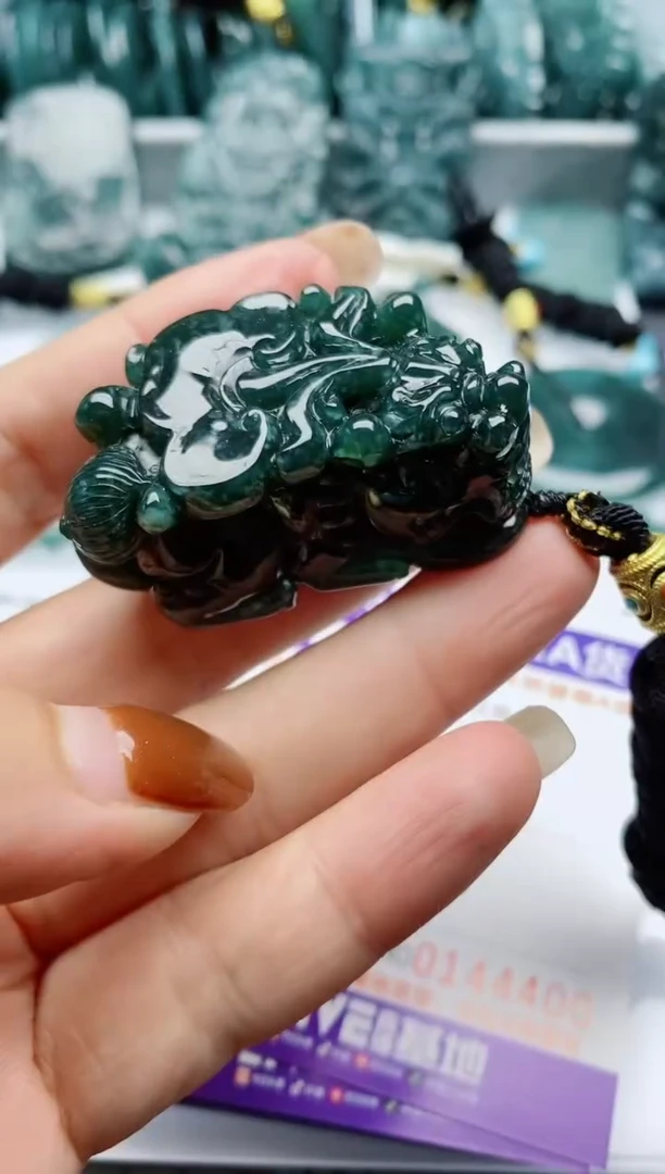 颈饰未镶嵌翡翠