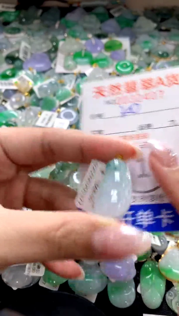 颈饰18K金镶嵌翡翠1111111111111111