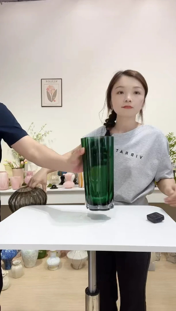 01款绿玻璃花瓶花瓶