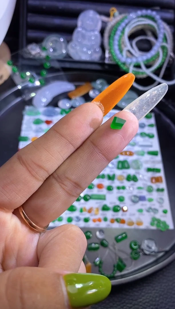 未镶嵌挂件翡翠切割
