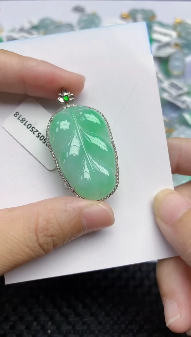翡翠18K金镶嵌颈饰天然翡翠A货