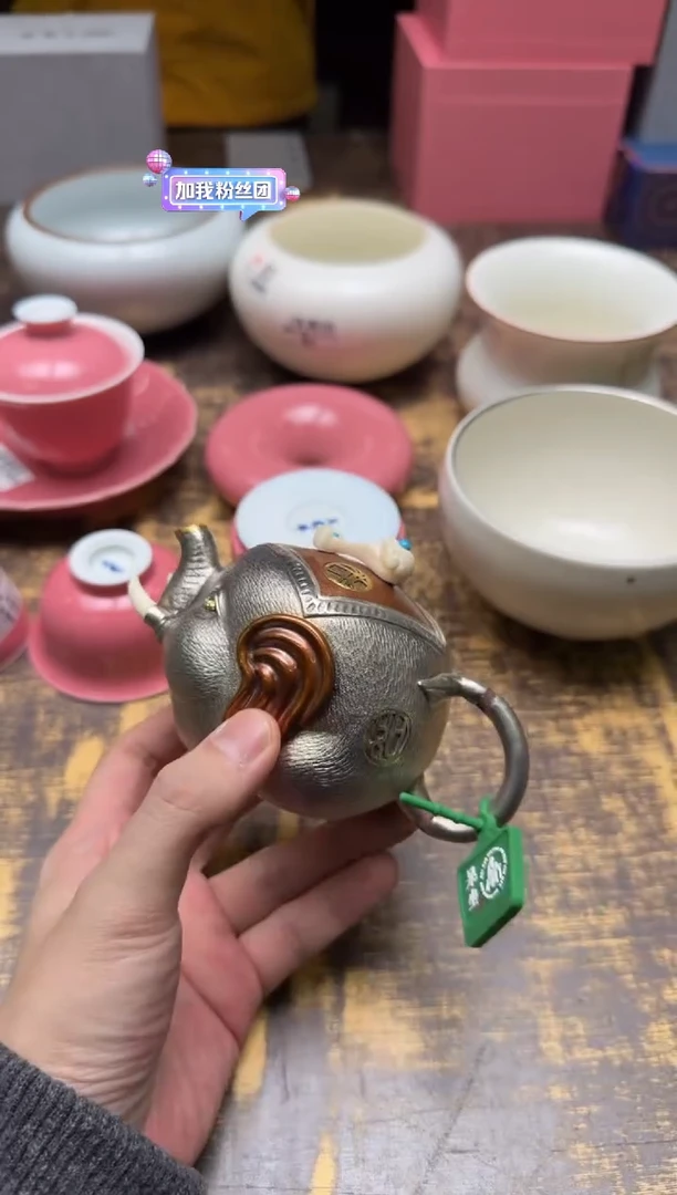 厦**子呆坐 铜包银錾刻嵌金太平有象如意壶