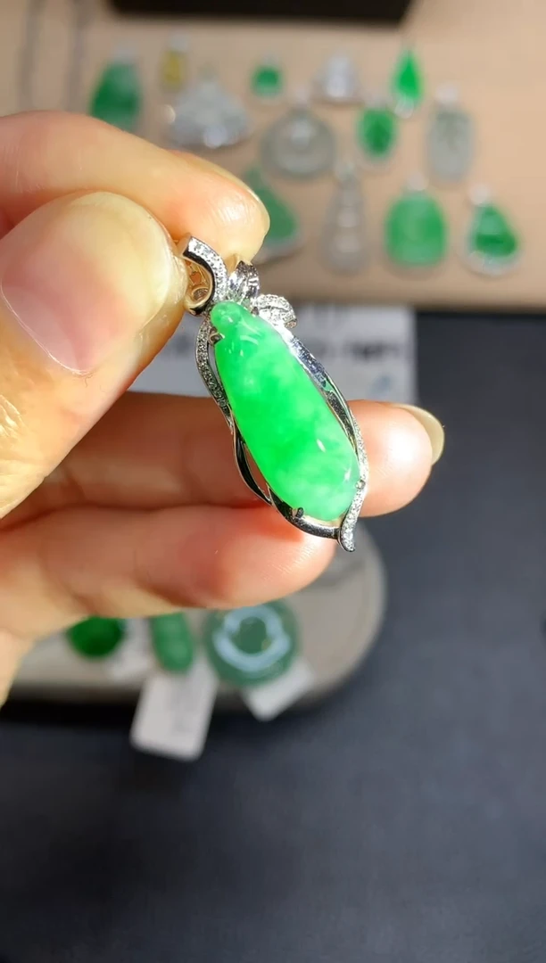 颈饰18K金镶嵌翡翠福瓜【无服务费