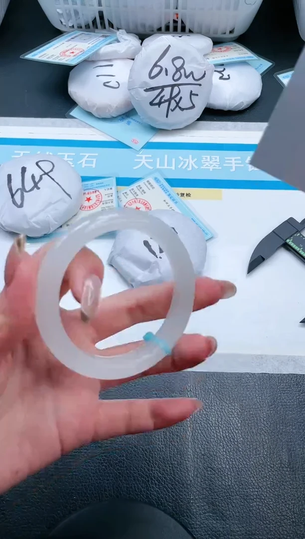 【闪购商品】石英质玉手镯未镶嵌18V234-54