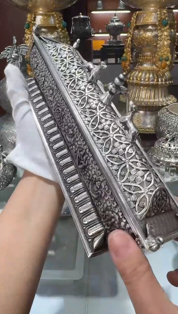 黄*足银精工手工莲托八宝鏨刻熏色卧香炉