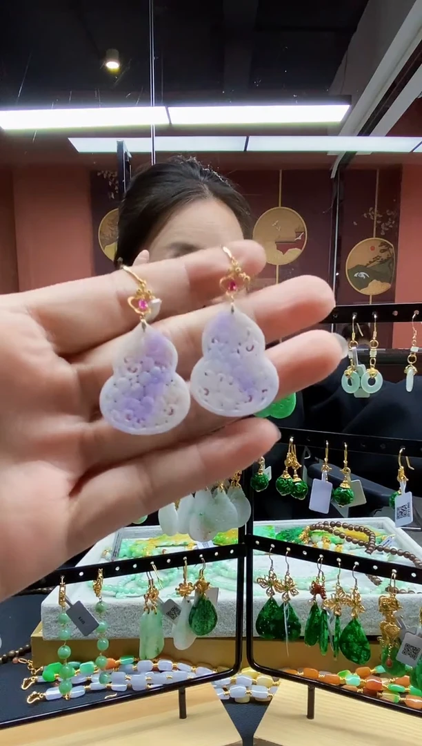 颈饰未镶嵌翡翠耳饰