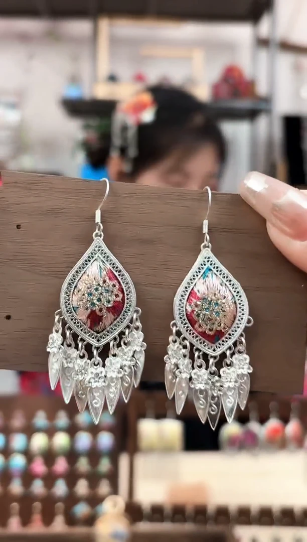 织绣非遗彩云南阁老绣饰品373