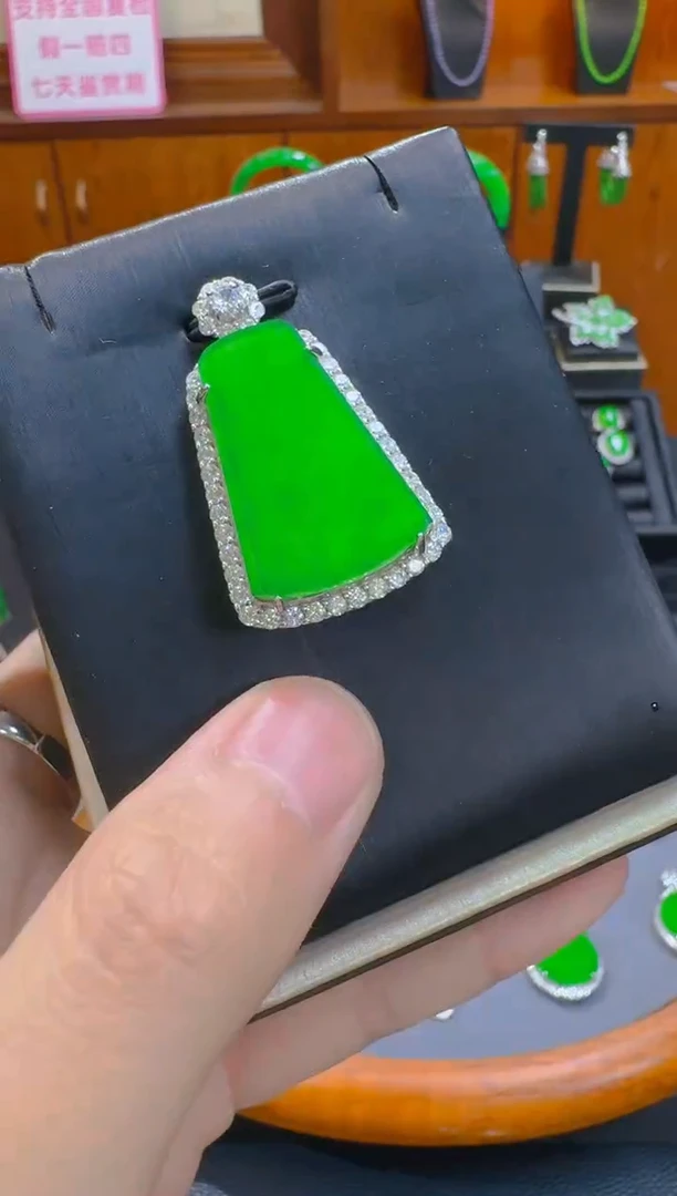 【闪购商品】翡翠吊坠(赠链)银S925镶嵌天然A货翡翠