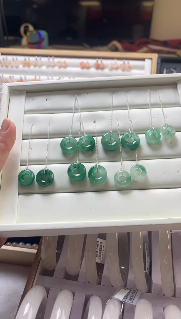 未镶嵌石英质玉（非洲翠）耳钉1