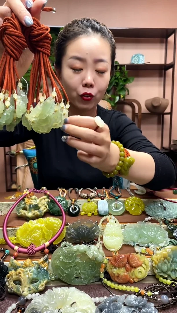 未镶嵌岫玉吊坠多样性发货发其中之一