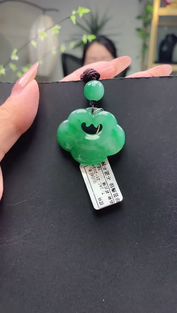 颈饰未镶嵌石英质玉如意锁