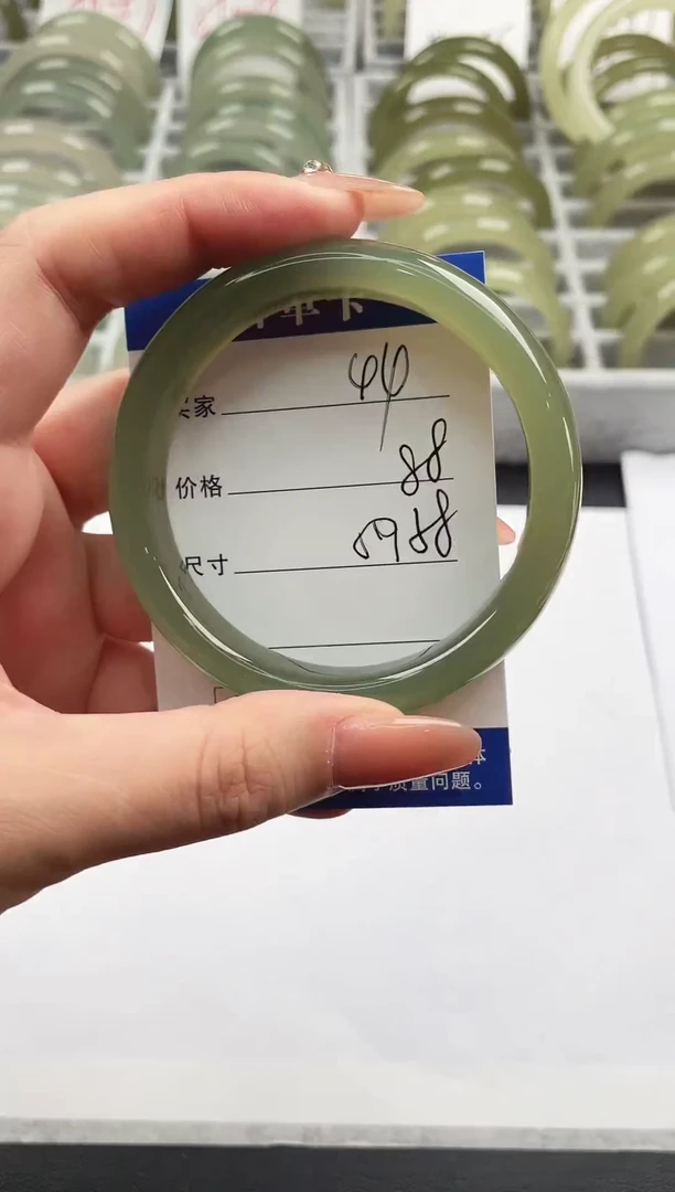 未镶嵌手镯石英质玉湖水绿