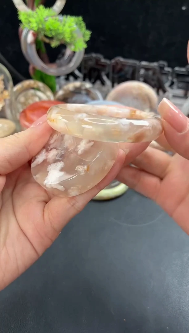 未镶嵌手镯（圆镯）石英质玉52