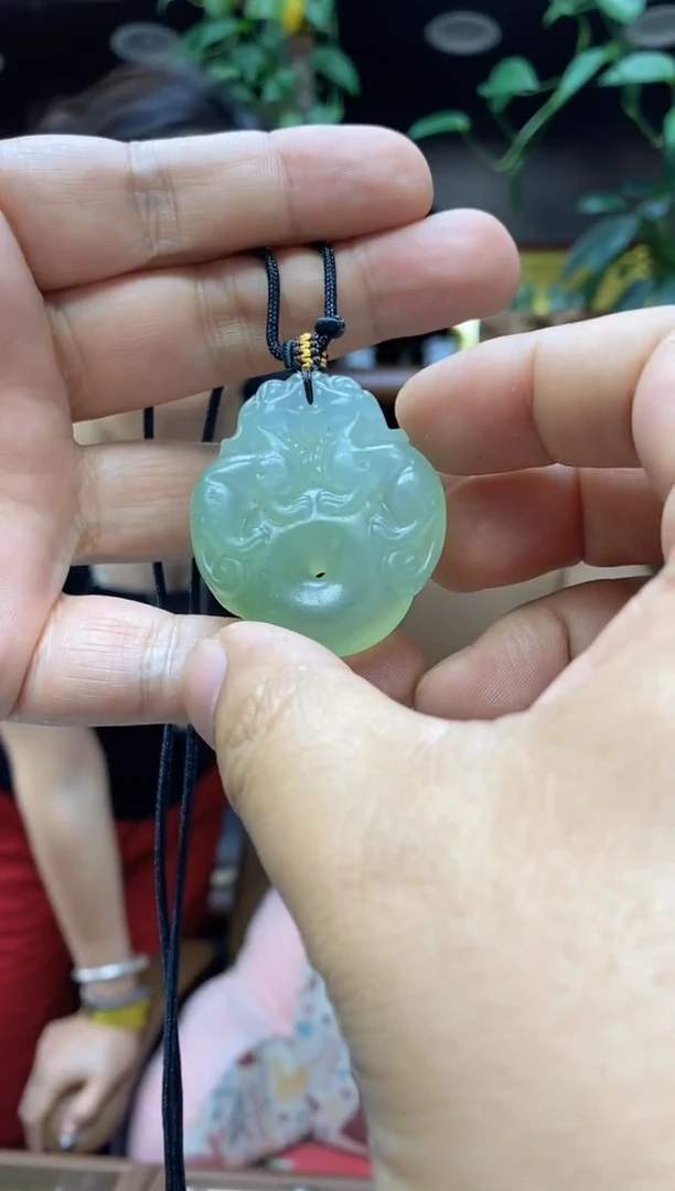 岫玉未镶嵌吊坠·