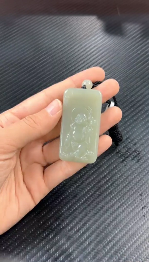 吊坠(赠链)未镶嵌和田玉且末微色差近矿吊坠K