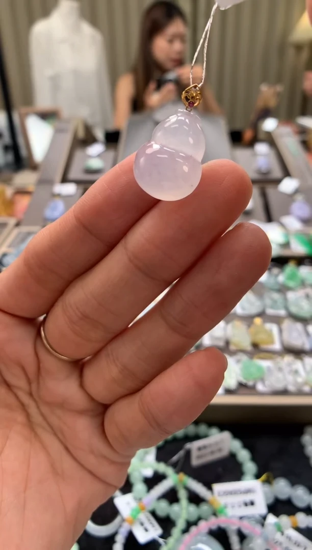 翡翠18K金镶嵌颈饰葫芦